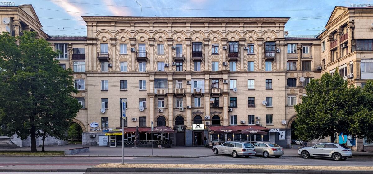 Daylight Bombing Claims Lives in Zaporizhzhia Residential Area