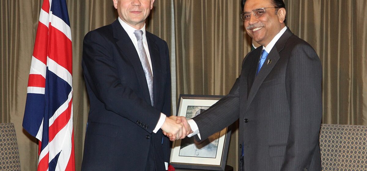 Pakistan President Zardari Invites Bangladesh Leader to Strengthen Ties